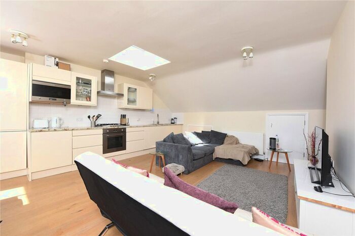3 Bedroom Flat To Rent In Hotham Road, London, SW15