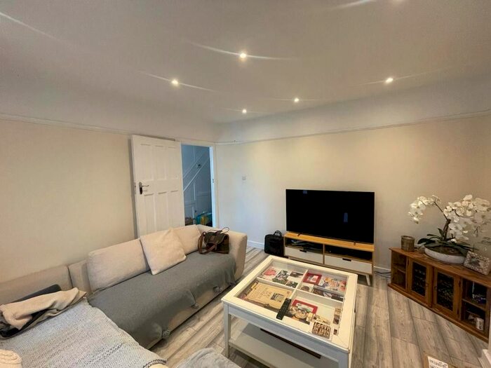 4 Bedroom Semi-Detached House To Rent In North Avenue, Harrow, Greater London, HA2