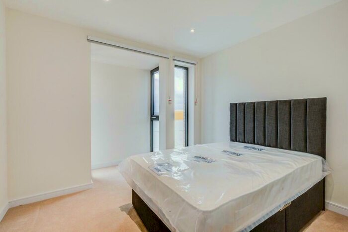 3 Bedroom Flat To Rent In Grafton Quarter, Croydon, CR0