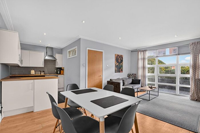 2 Bedroom Flat For Sale In Drayton Park, London, N5