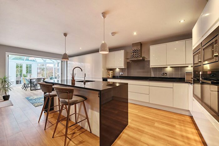 4 Bedroom Detached House For Sale In Green Lane, Bovingdon, HP3