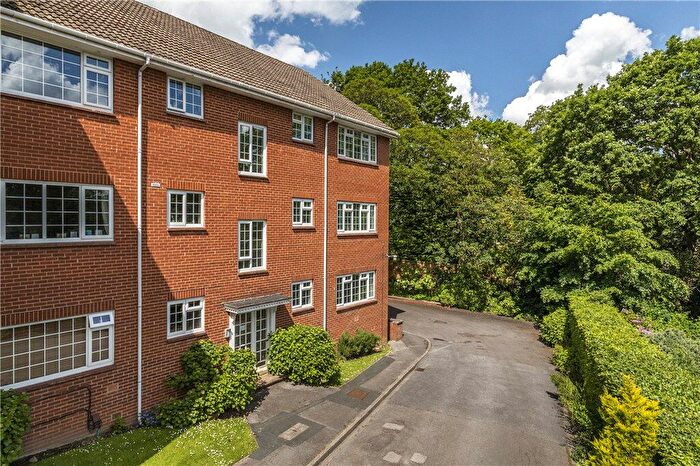 2 Bedroom Apartment For Sale In Linden Court, Hollin Lane, Leeds, LS16