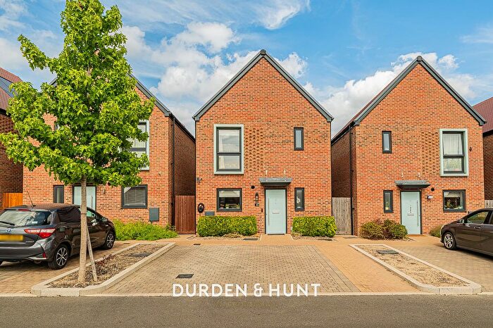 3 Bedroom Detached House For Sale In Finlay Gardens, Hornchurch, RM12