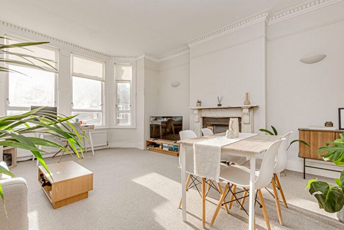 1 Bedroom Flat To Rent In Thurleigh Road, Between The Commons, SW12