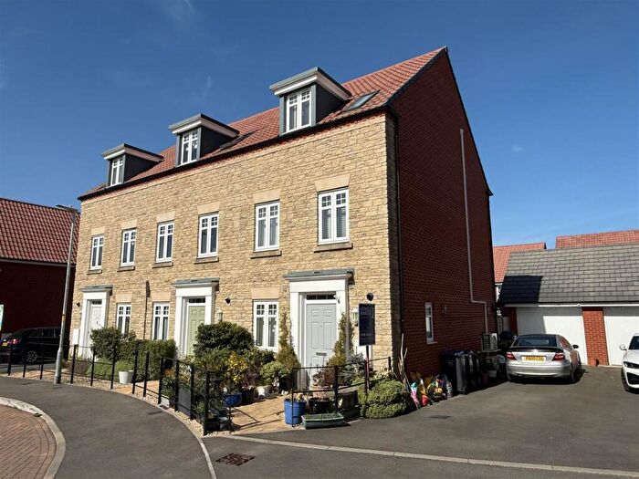 3 Bedroom Town House For Sale In Dew Way, Calne, SN11