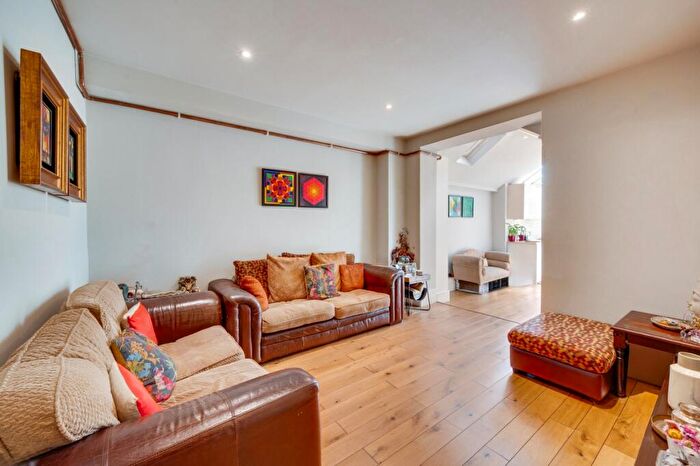 2 Bedroom Flat To Rent In Maygrove Road London, NW6