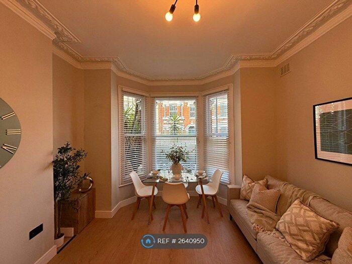 2 Bedroom Flat To Rent In Ashmere Grove, London, SW2