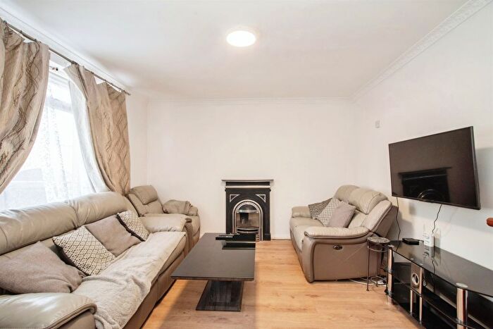 3 Bedroom End Of Terrace House For Sale In Otley Way, Watford, WD19