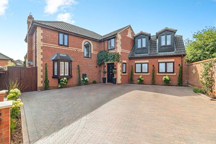 5 Bedroom Detached House For Sale In Frithwood Crescent, Kents Hill, Milton Keynes, MK7