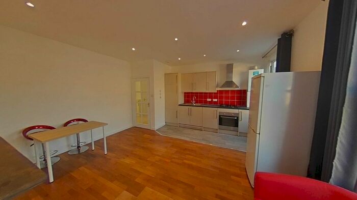 3 Bedroom Flat To Rent In Chiswick High Road, Chiswick, W4