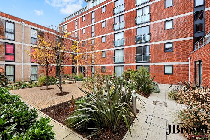 Studio To Rent In Carillon Court, London, E1