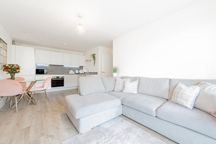 2 Bedroom Apartment For Sale In Riverside House, Thomas Blake Avenue, Southampton, SO14