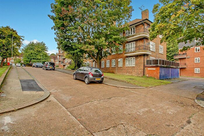3 Bedroom Flat For Sale In The Grange, London, N2