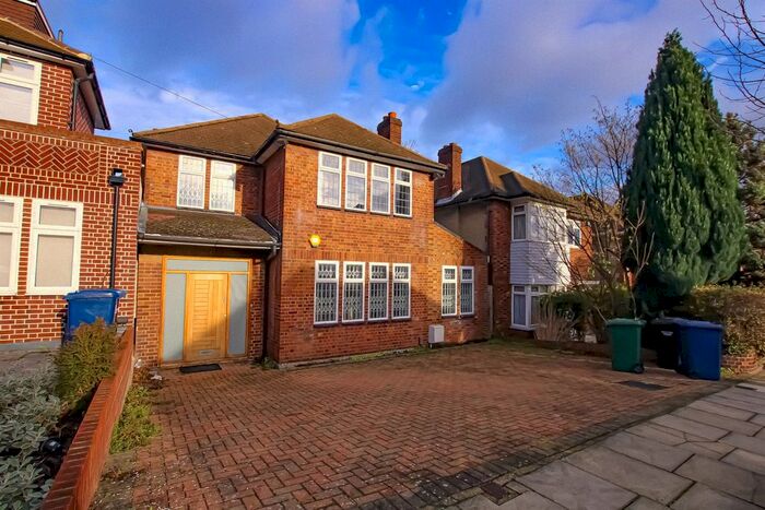 4 Bedroom Link Detached House To Rent In Tenterden Gardens, Hendon, NW4