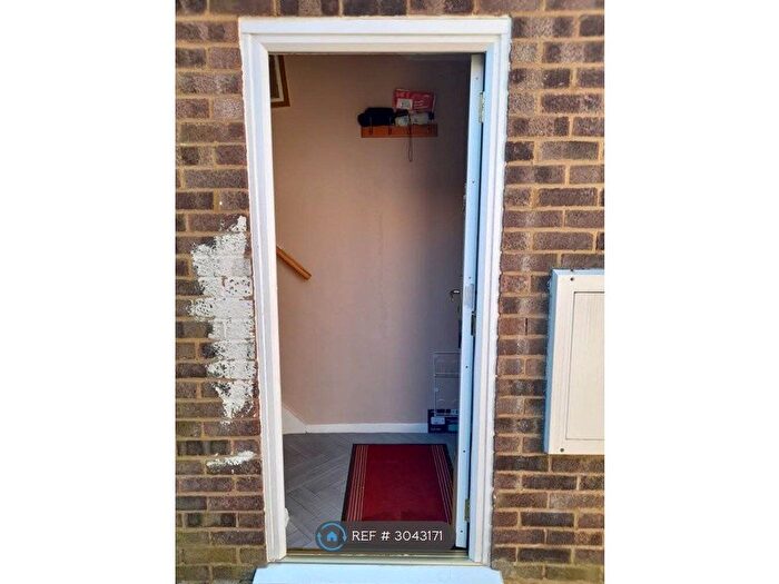 2 Bedroom Maisonette To Rent In Copenhagen Close, Luton, LU3