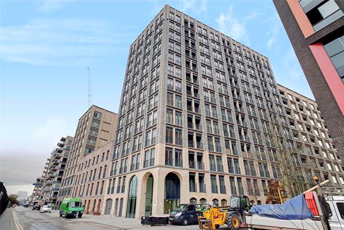 3 Bedroom Flat To Rent In Charles Clowes Walk, Nine Elms, SW11