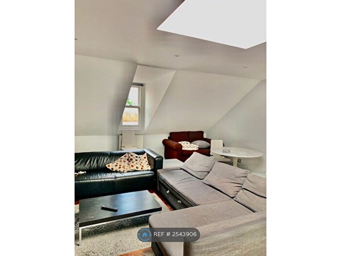 2 Bedroom Flat To Rent In Chestnut Grove, London, SW12