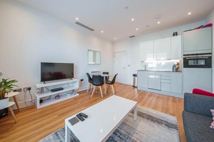 2 Bedroom Flat For Sale In Bath Road, Slough, SL1