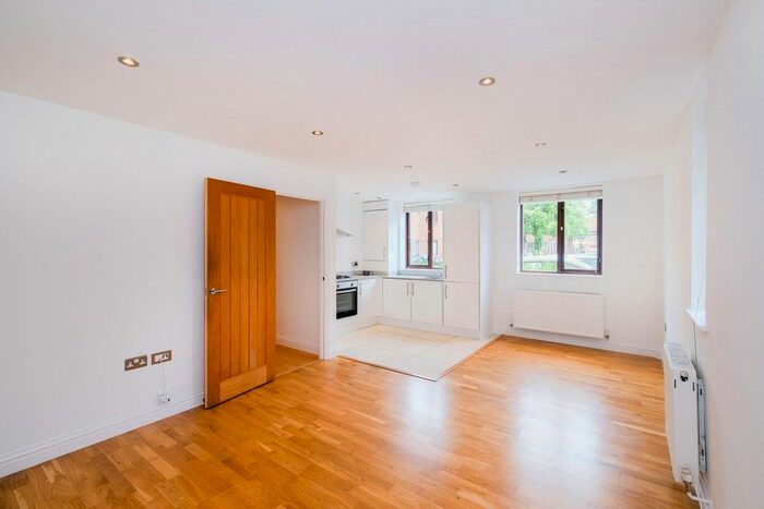 2 Bedroom Flat To Rent In Harris Court (), Yeoman's Court, Ware Road, Hertford, SG13