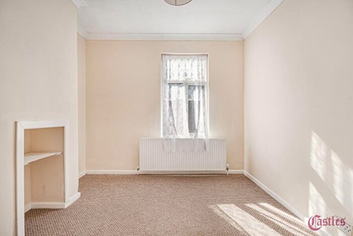 3 Bedroom Terraced House To Rent In Kingsway, Enfield, Middx, EN3