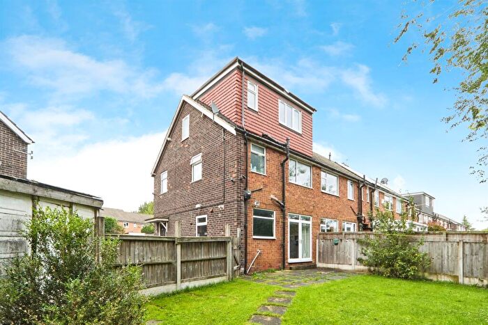 5 Bedroom End Of Terrace House For Sale In Garth Walk, Leeds, LS17