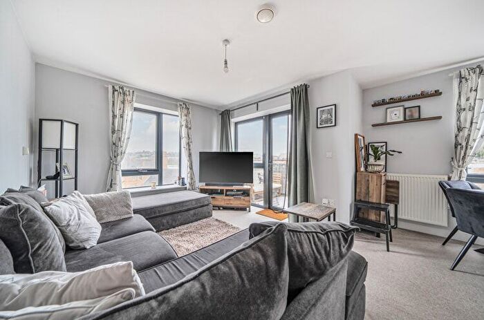 2 Bedroom Flat For Sale In Royal Oak House, Rochester, Kent, ME1