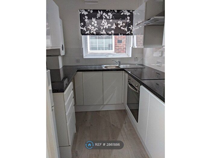 2 Bedroom Flat To Rent In The Laurels, Bromley, BR1
