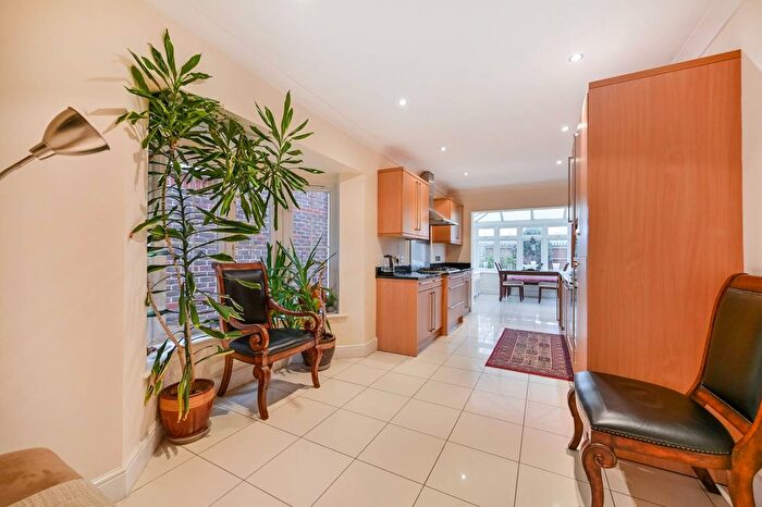 5 Bedroom Detached House For Sale In Oak View Gardens, Langley, Slough, SL3