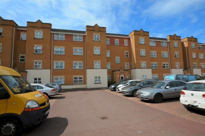 2 Bedroom Flat To Rent In Pickfords Gardens, Slough, SL1