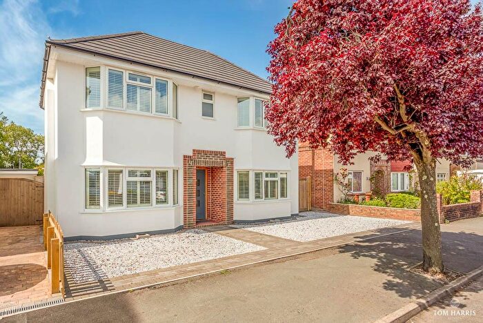 4 Bedroom Detached House For Sale In Cedar Avenue, Christchurch, Dorset, BH23