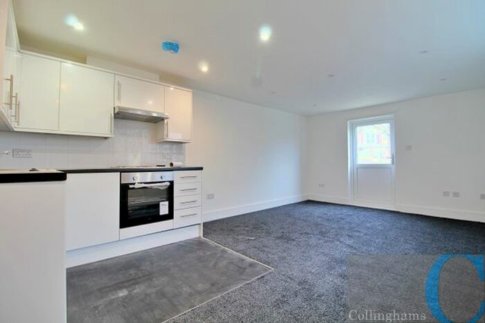 3 Bedroom Flat To Rent In Tooting Bec Road, Tooting, SW17