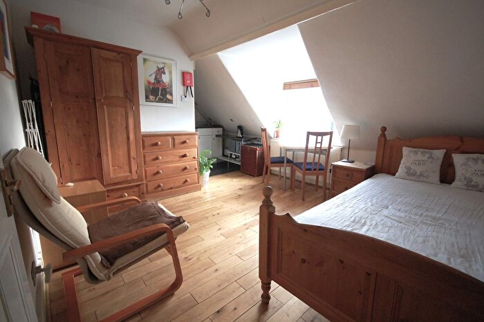 Studio To Rent In Chiswick High Road, London, W4