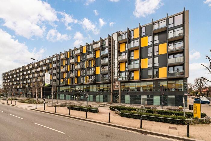 2 Bedroom Flat To Rent In Bloemfontein Road, Shepherds Bush, W12