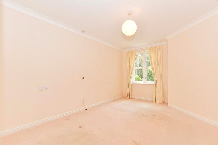 1 Bedroom Flat For Sale In Massetts Road, Horley, Surrey, RH6