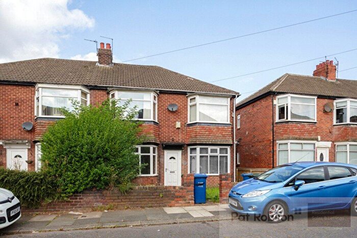 2 Bedroom Apartment To Rent In Ovington Grove, Fenham, Newcastle Upon Tyne, NE5