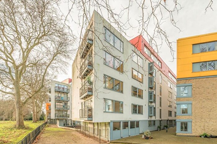 2 Bedroom Flat For Sale In Lea Bridge Road, Clapton, E5