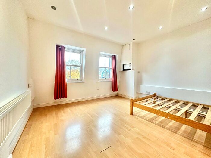 Flat To Rent In Rosebank Gardens North, Bow, E3