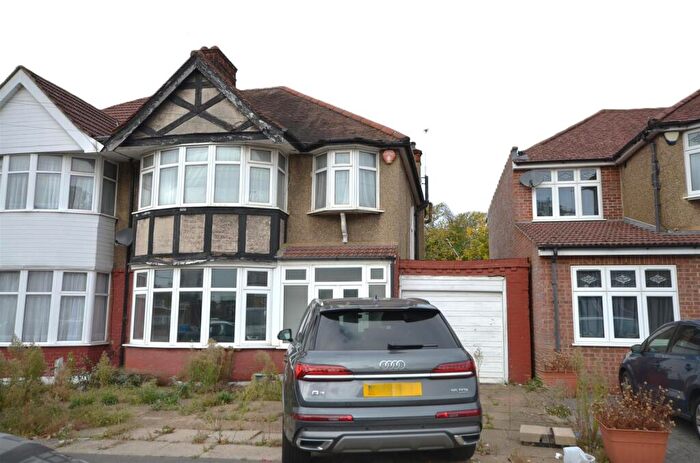 3 Bedroom Semi-Detached House For Sale In Valley Drive, London, NW9