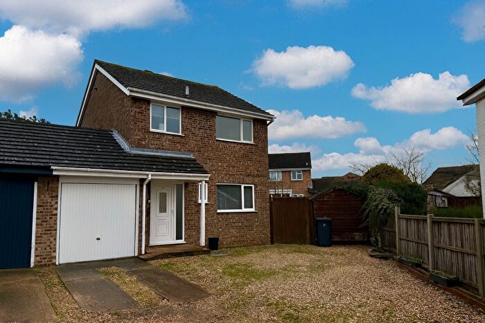 3 Bedroom Link Detached House For Sale In Palmer Close, Wellingborough, NN8