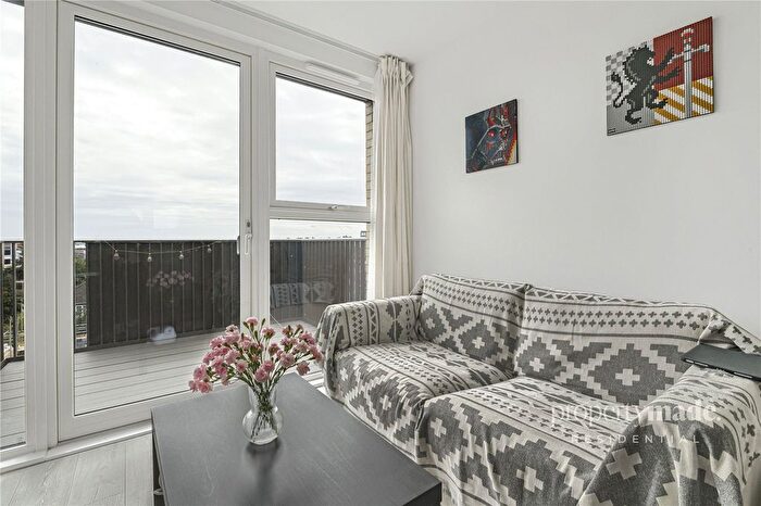 1 Bedroom Flat To Rent In Wryneck Apartments, , Perryfield Way, Hendon Waterside, London, NW9