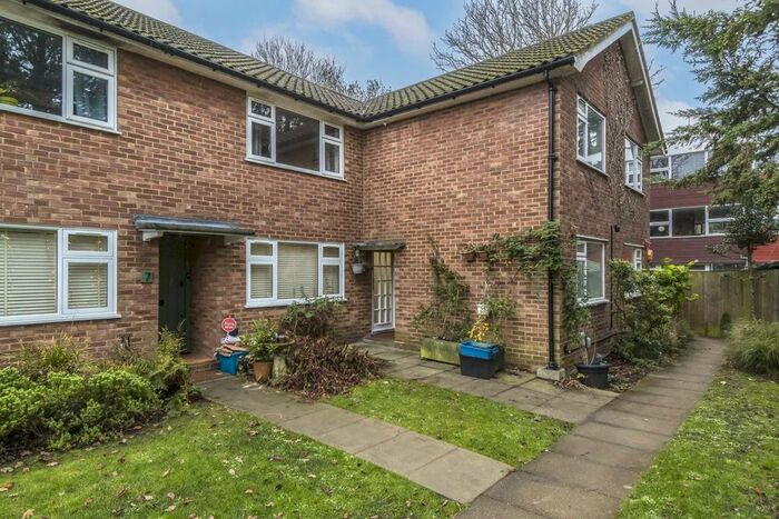 2 Bedroom Flat To Rent In Munster Road, Teddington, TW11