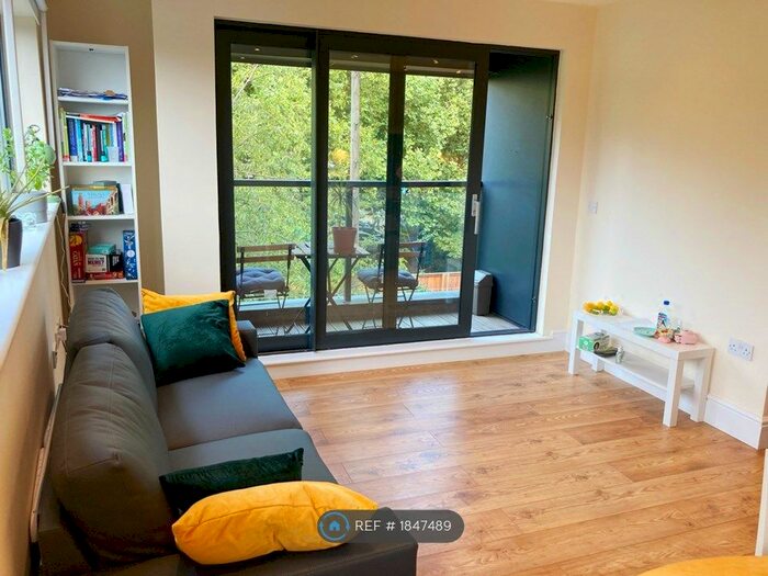 2 Bedroom Flat To Rent In Tower Bridge Road, London, SE1