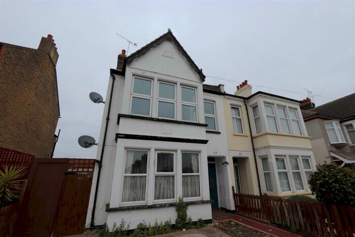 2 Bedroom Flat To Rent In Ambleside Drive, Southend-On-Sea, SS1