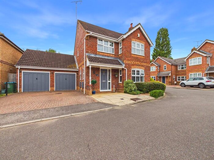 4 Bedroom Detached House For Sale In Holly Drive, Lavender Grange, Aylesbury, HP21