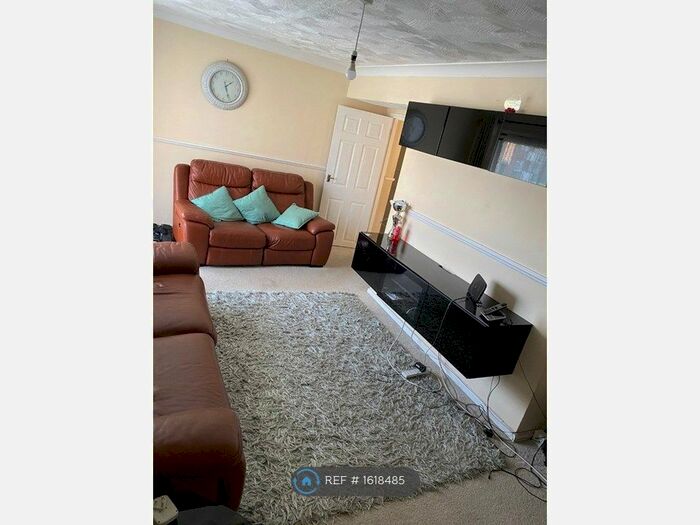 2 Bedroom Flat To Rent In Hillrise Road, Romford, RM5