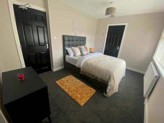 5 Bedroom Semi-Detached House To Rent In Manchester Road, Little Hulton M38