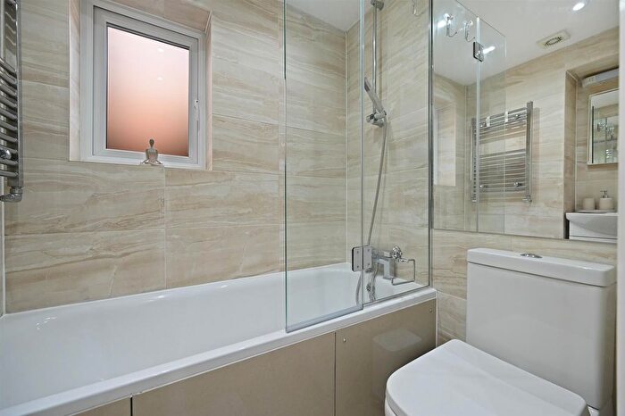 2 Bedroom Flat For Sale In Chaucer Road, London, W3