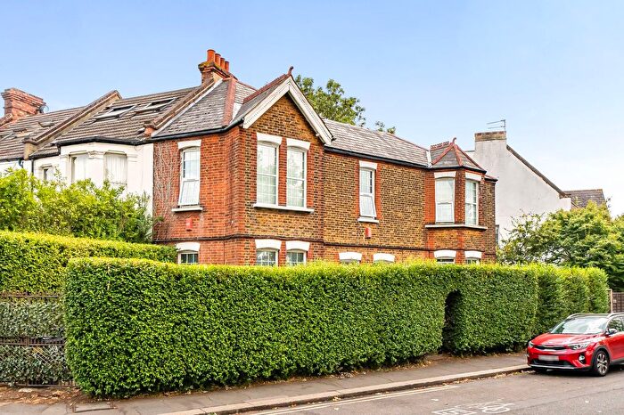 2 Bedroom Flat For Sale In Estreham Road, London, SW16