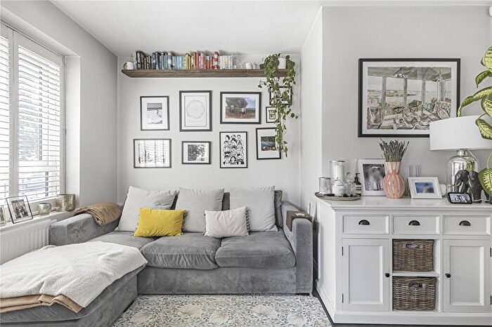 2 Bedroom Flat For Sale In Balham Hill, London, SW12