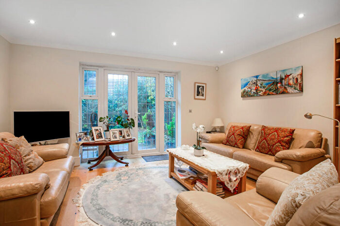 5 Bedroom Detached House For Sale In Flora Close, Stanmore, HA7